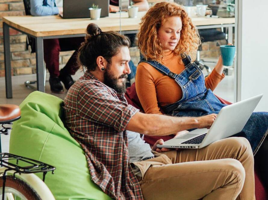 Salle de réunion moderne avec des personnes utilisant des appareils connectés Hotspot Wifi sécurisé d'Open6