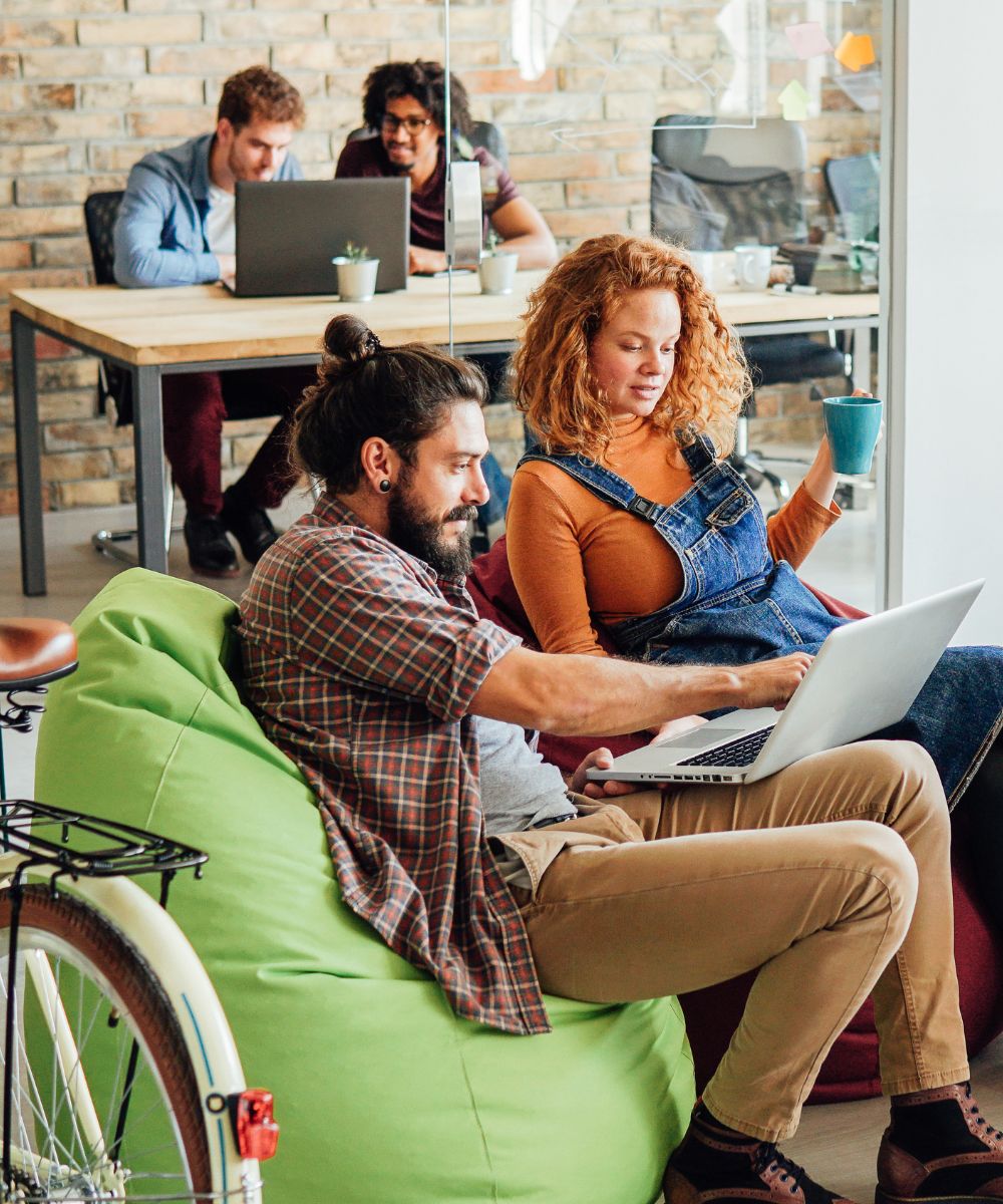 Salle de réunion moderne avec des personnes utilisant des appareils connectés Hotspot Wifi sécurisé d'Open6